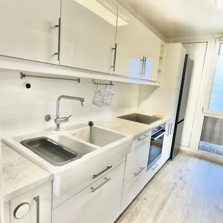 Apartment Modern Two-bedroom With Balcony In